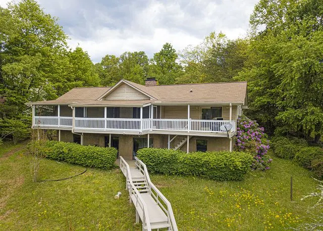 Miles Away Lakehouse Lakefront - Image 1