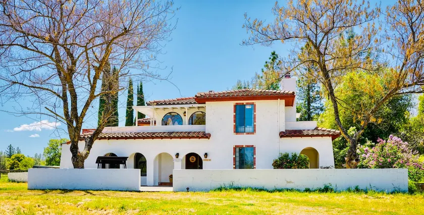 Spanish architecture w/ huge outdoor holiday tree - Image 1