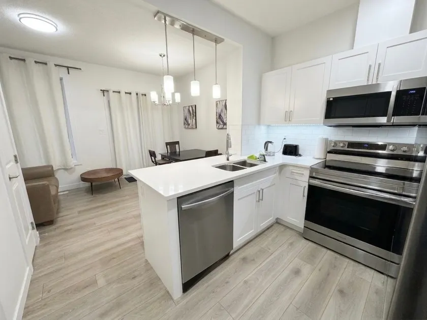 Modern, 3 BR Townhouse | 10 Min to Airport & Shops - Image 1