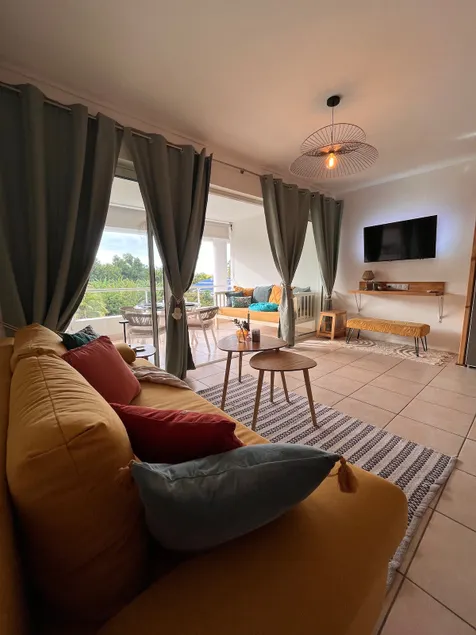 Studio Pool & Gym Access - Near Airport & PPT - Image 1
