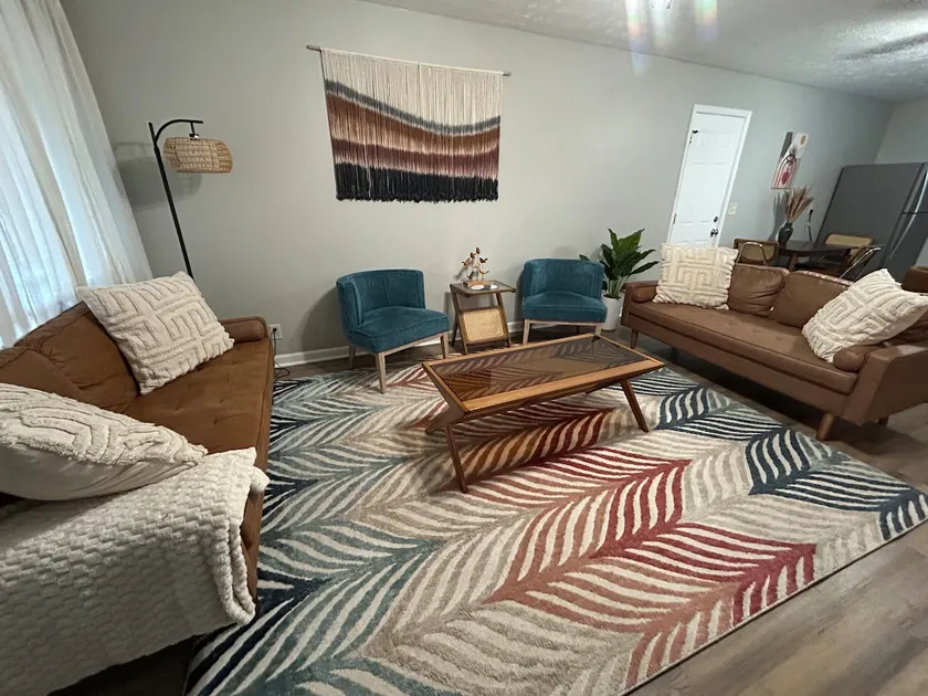 Small town mid-century escape - Image 1