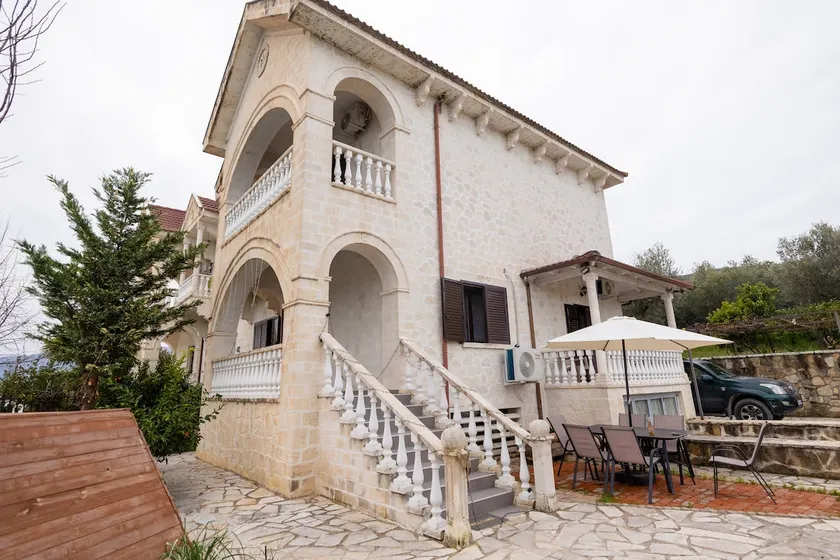 Roan Luxury Villa - Image 1