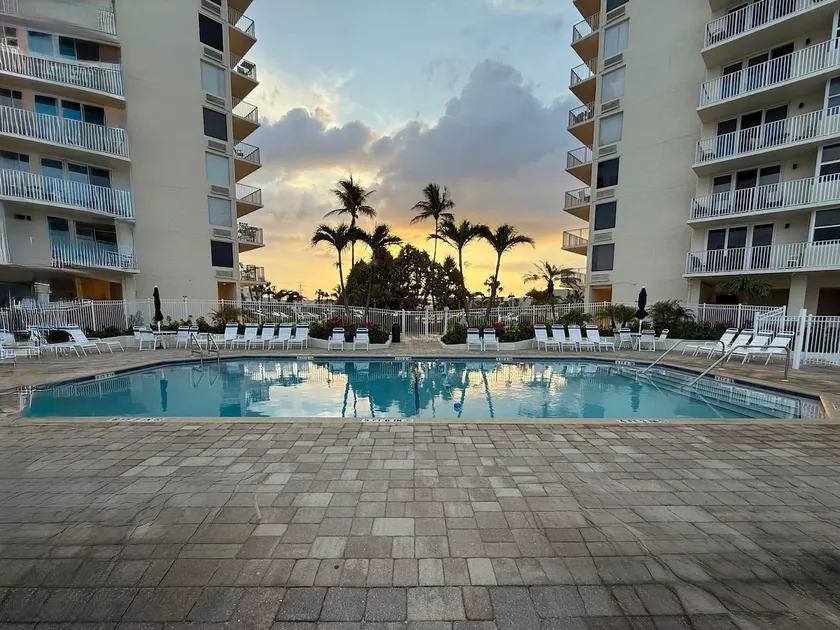 Beachfront Condo in Fort Myers Beach - Image 1