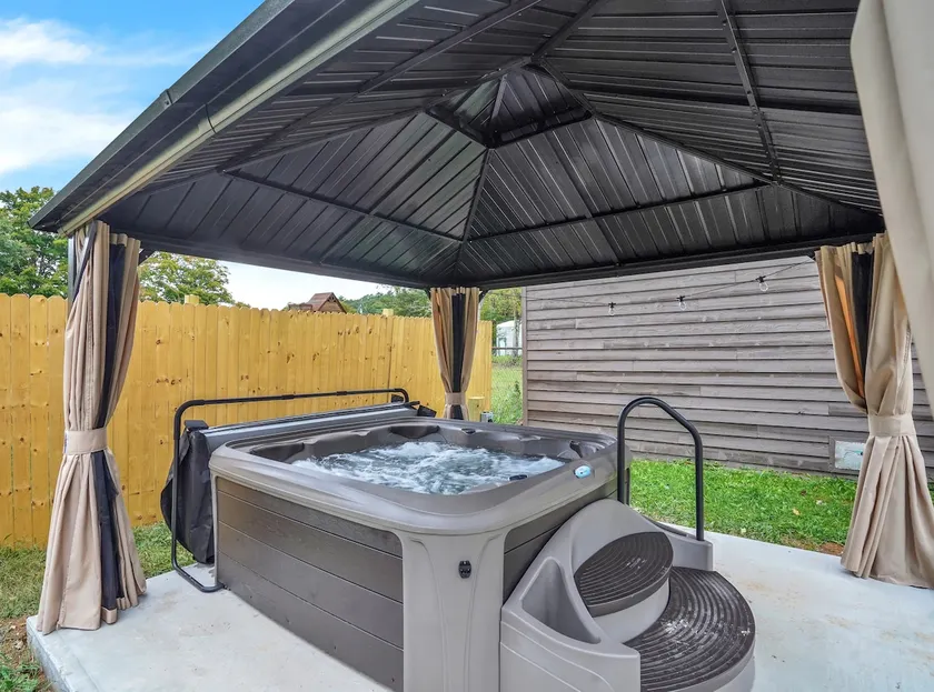 Peaks of Pipestem/ Hot tub , Fire pit - Image 1