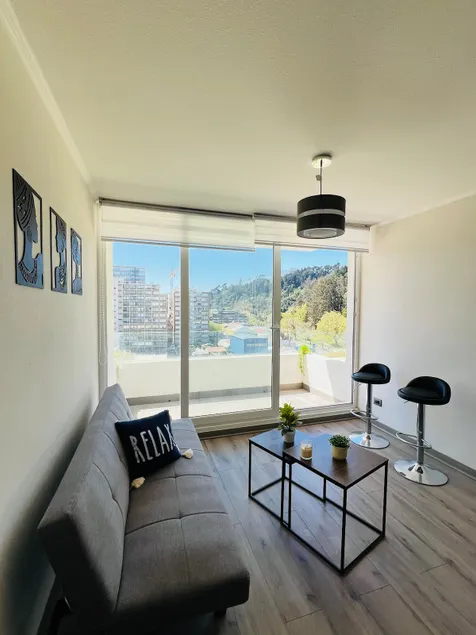 Spacious and modern 1D1B apartment with an unbeatable view - Image 1