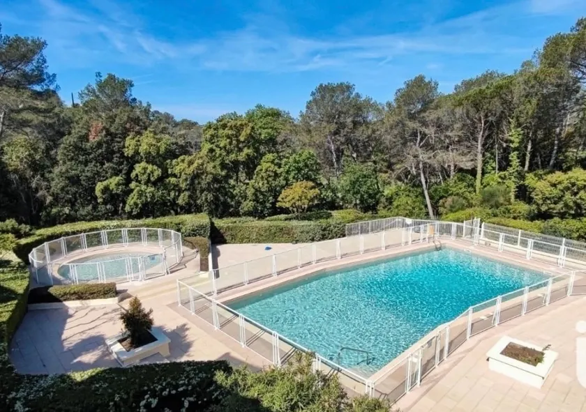 Apartment with pool and parking, Saint-Raphaël - Image 1