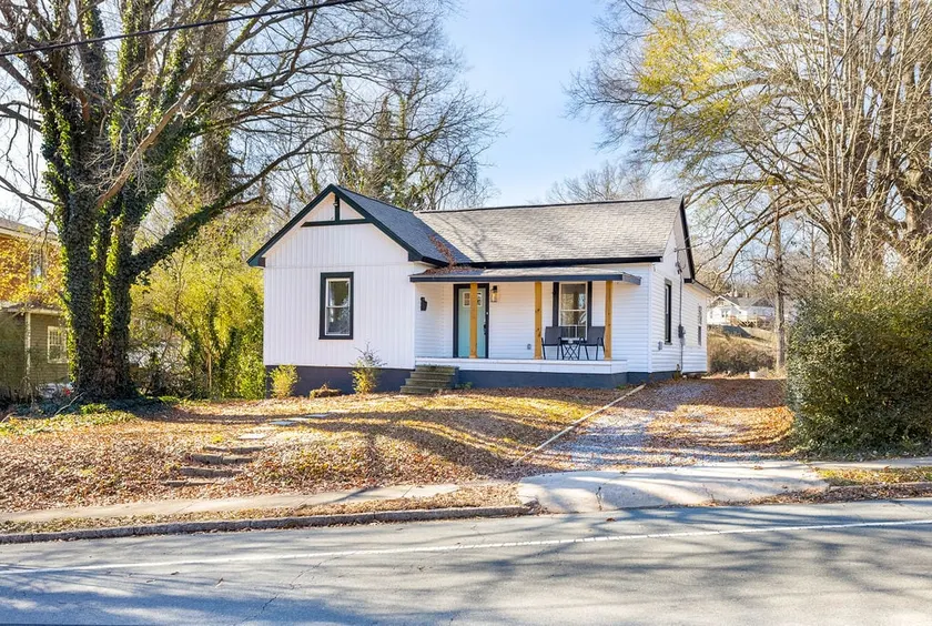 Chic 2BR/2BA Near Dining & Shops - Image 1