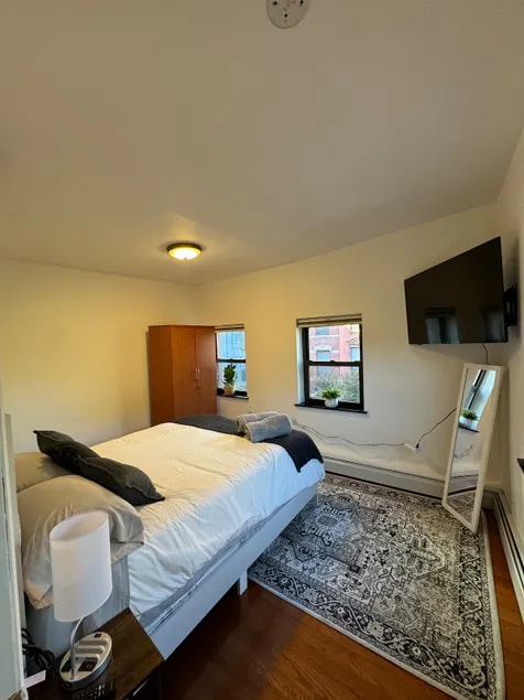 Amazing 3 bedroom apt + private patio - Image 1