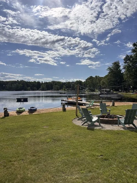 Shore Haven: Private Beach, Kayaks & Summer Lake - Image 1