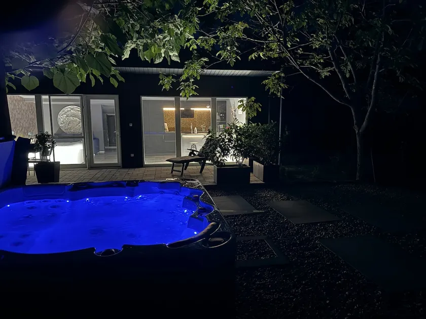 Bluebird Guesthouse Private Jacuzzi House - Image 1