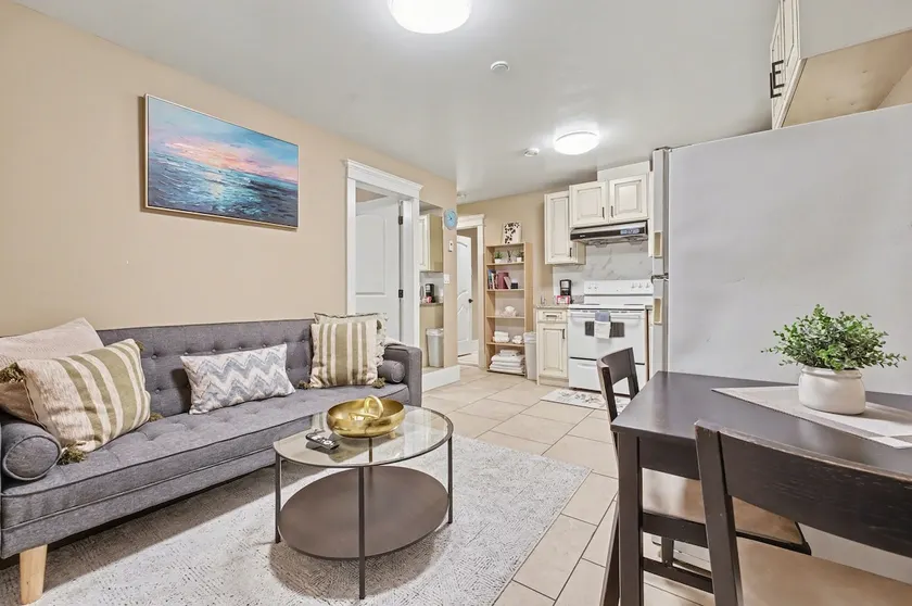 Comfy 1 Bedroom Suite by Mroke Vacations - Image 1