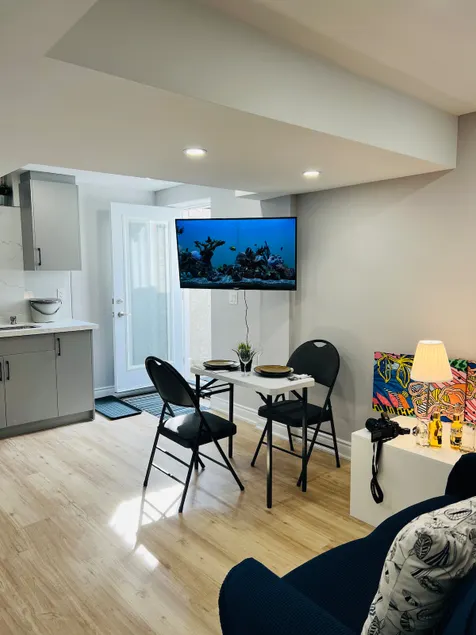 Modern 2 Bdrm Gateaway, Near Hwys, Starbucks - Image 1