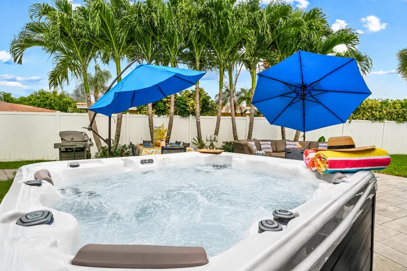 Walk to Beach & Restaurants | Hot Tub | Beach Gear - Image 1
