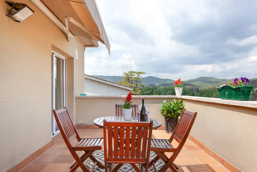 2 BDRS aparment near Montserrat - Image 1