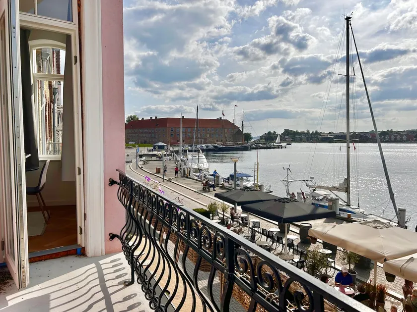 Luxury apartment with harbor view - Image 1
