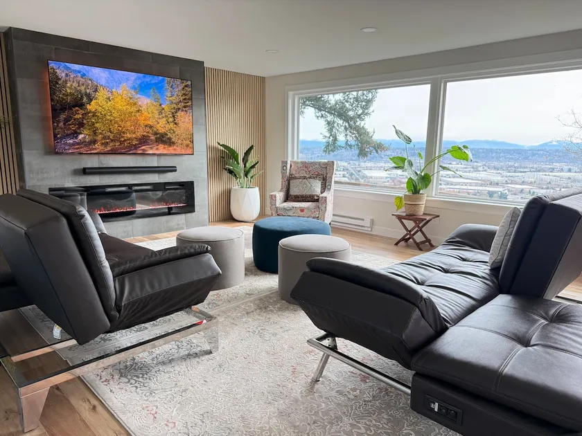 Stunning 3 Bedroom Home Plus Guest House! - Image 1