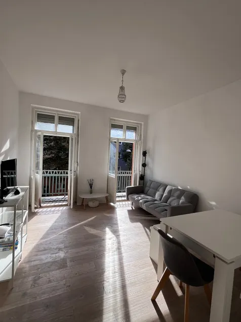Sunny apartment by the castle - Image 1