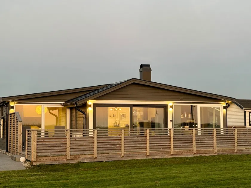 Apelvy Panorama with Sea Views & Close to the Beach - Image 1