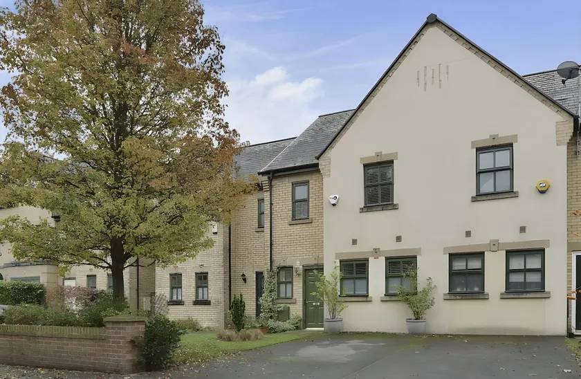 Luxury Spacious 3-Bed City Oasis Just 10 Mins from Centre with Free Parking - Image 1