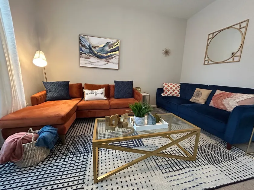 Luxe Central Suburban Retreat - Image 1