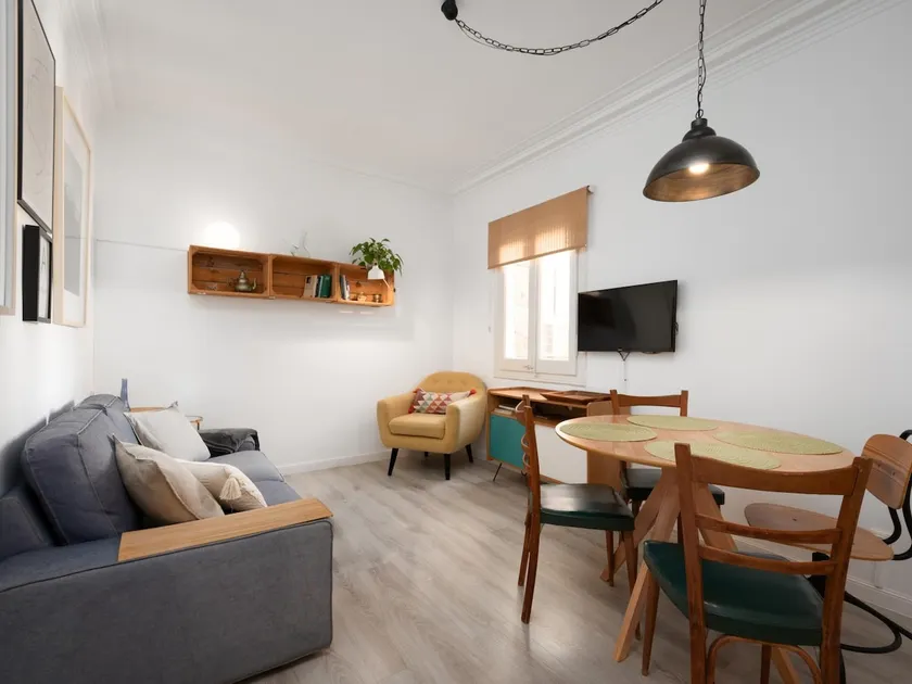 Cosy Sants Apartment - Image 1