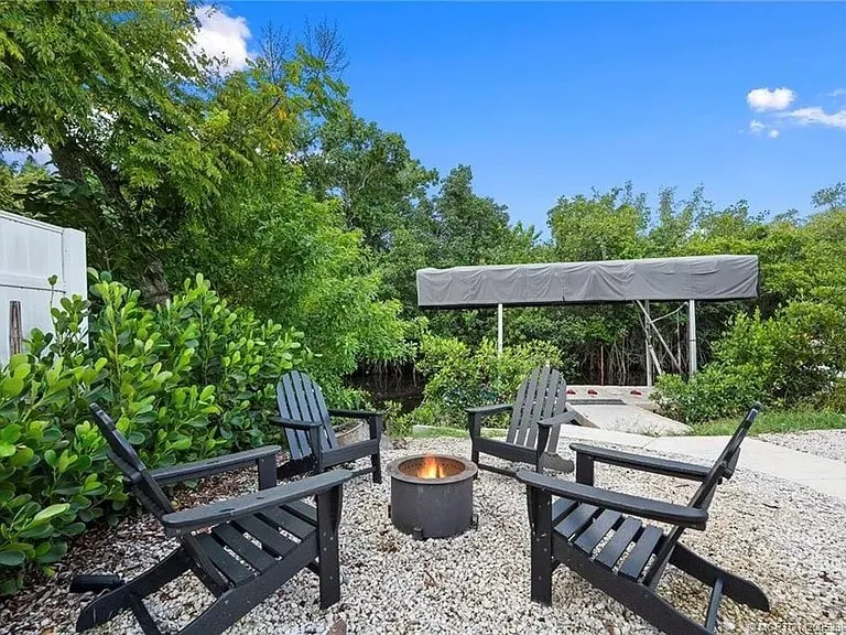 Riverside Getaway Close to Highway w Water Access - Image 1