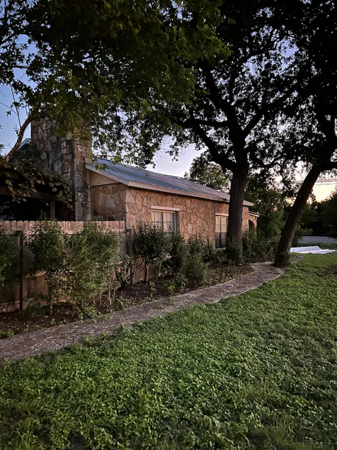 Esther's Haus - Image 1