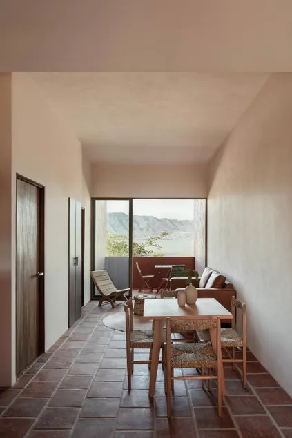 Lakefront apartment - Image 1