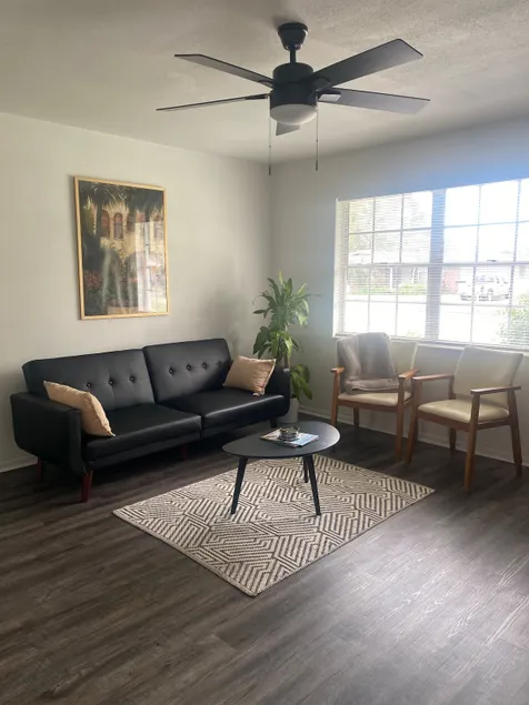 Comfy Getaway + 9 Min IMG! Close to Beaches & Fun - Image 1