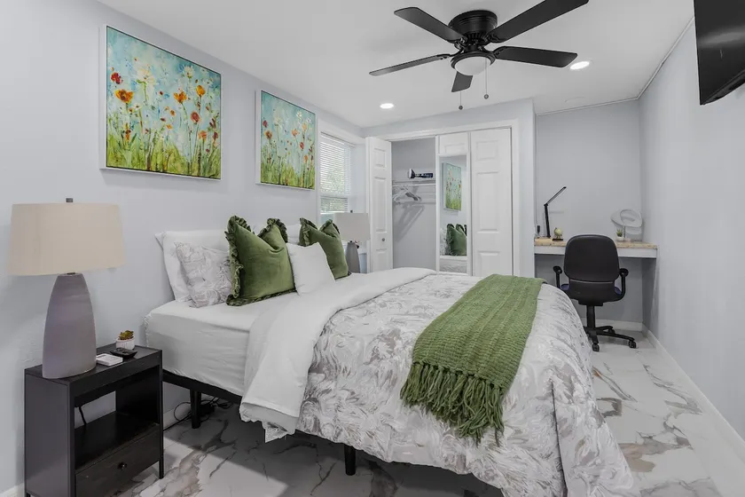 Modern 2BR Home, 2 Queen Beds Near Beaches & Downtown - Image 1