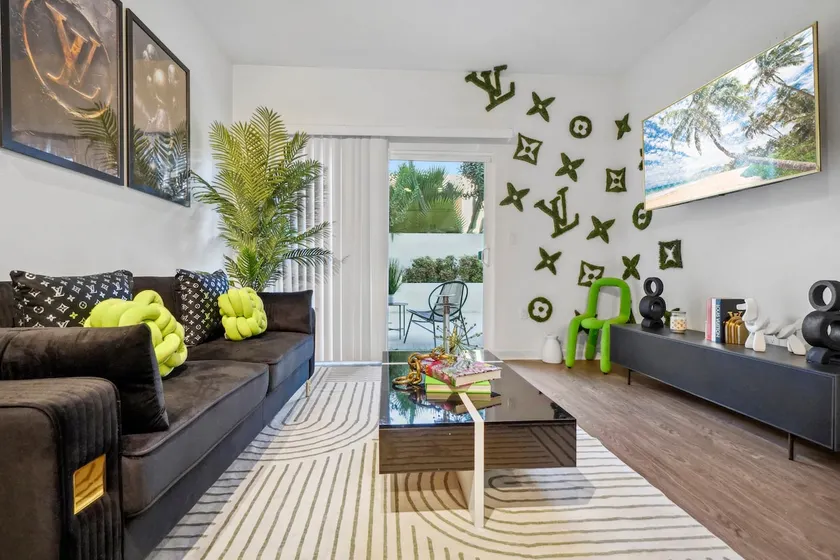 House of LV-Themed Unit In Hollywood Gym/rooftop - Image 1