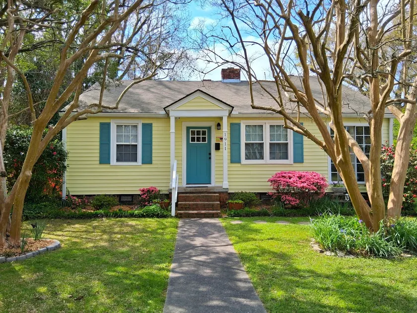 Charming Cozy Cottage w 2.5 Baths Near Downtown NB - Image 1