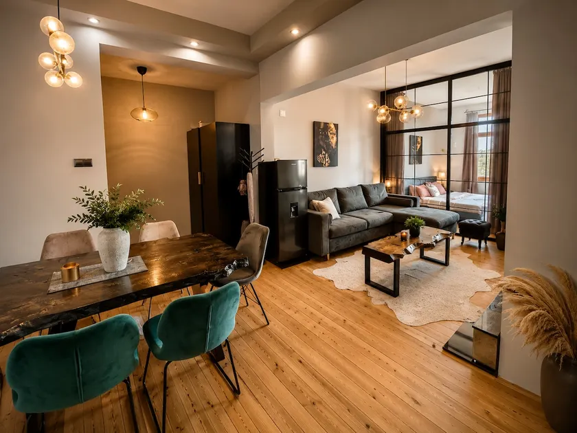 Design Apt + 2 Baths & Fast WiFi/Top Center - Image 1