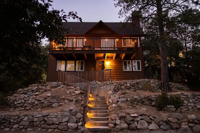 The Smoking Deer Lodge-2 Decks, Games, Lake Access - Image 1