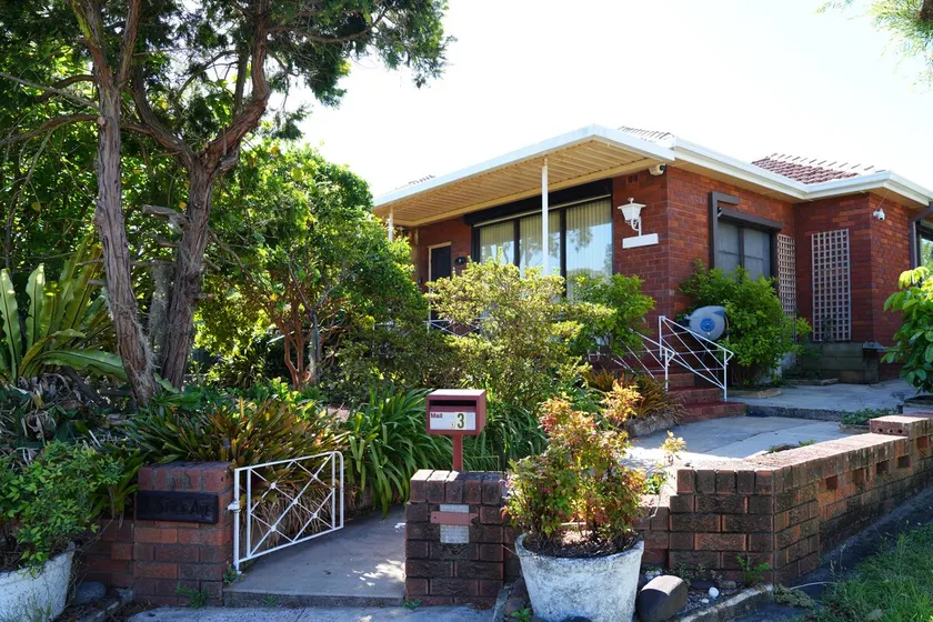 3BR Home with Pool Near Shops, M5 & Train Stations - Image 1