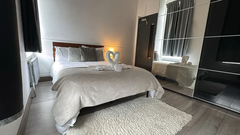 Modern 2bed warehouse conversion apartment for 6 people - London - Image 1