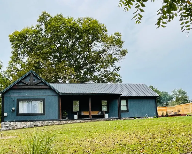 ‘The Hill’ Convenient & Comfy! - Image 1
