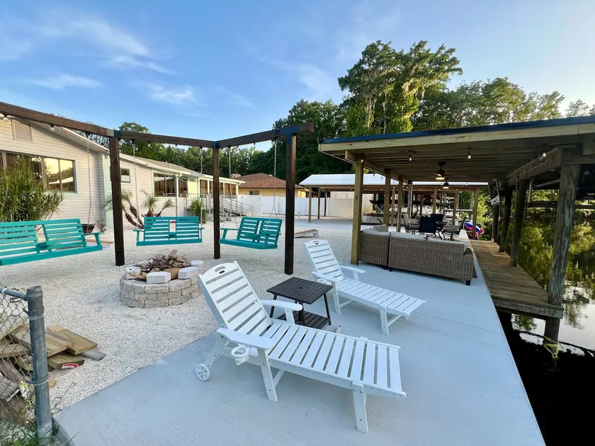 Close to springs, waterfront - Image 1
