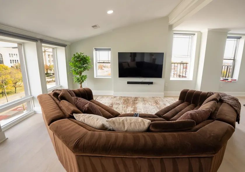 Spacious PennStation Downtown Penthouse W/ Parking - Image 1