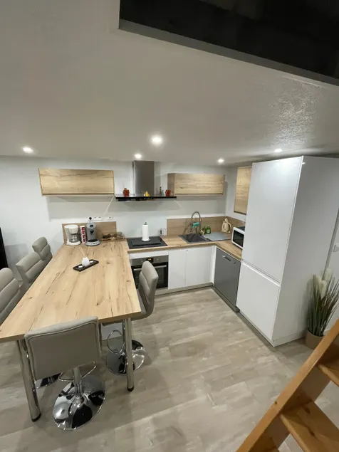 Renovated apartment with air conditioning - Image 1
