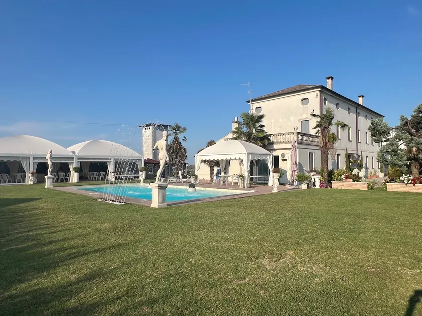 Luxury Countryside Estate Pool- Whirpool-billiards - Image 1