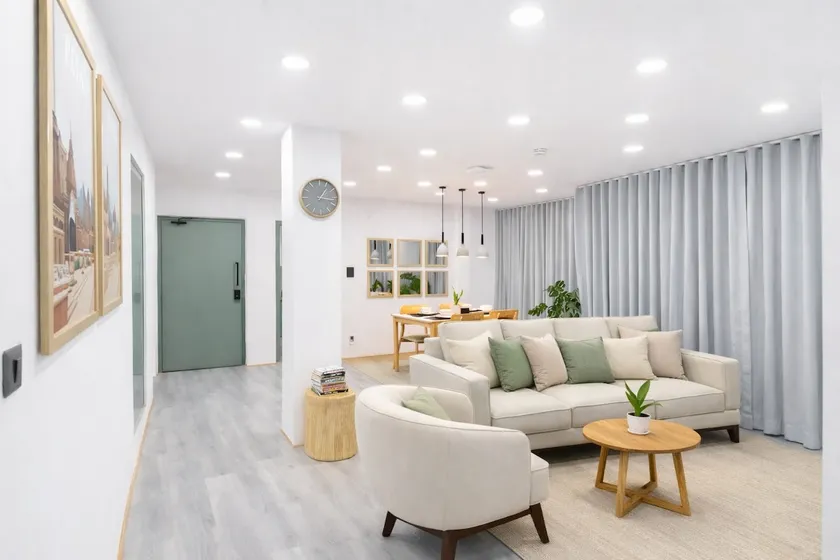 Stylish 2BR Apartment Near Airport - Image 1