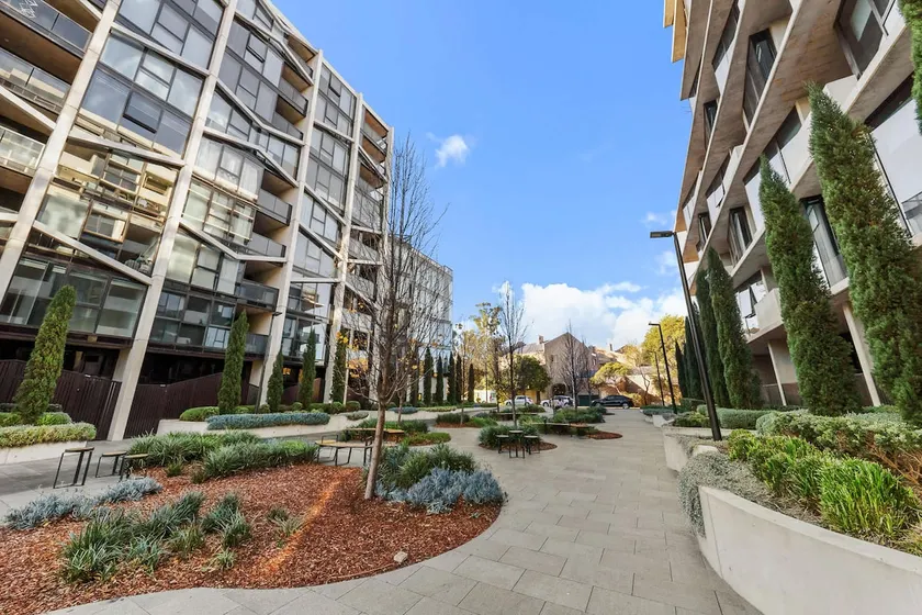 Stylish Apartment in Canberra CBD - Image 1