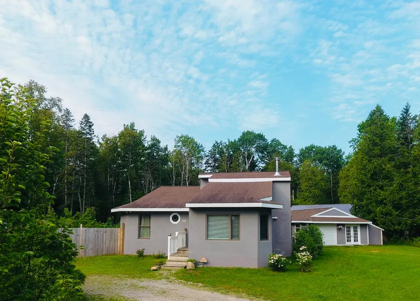 Lake Huron Retreat • Pvt Beach • Sleeps 14 - Image 1
