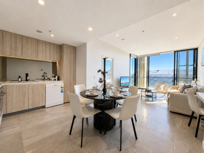 Chic 2 bedroom condo steps to Darling Harbour - Image 1