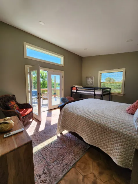Ruthie's Lakeview Cottage - Image 1