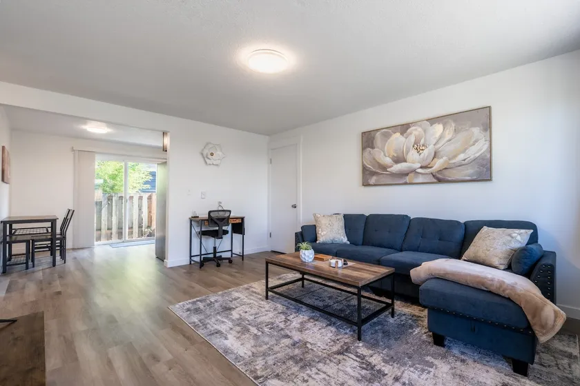 Central 2 Bedroom Apartment with Washer & Dryer - Image 1