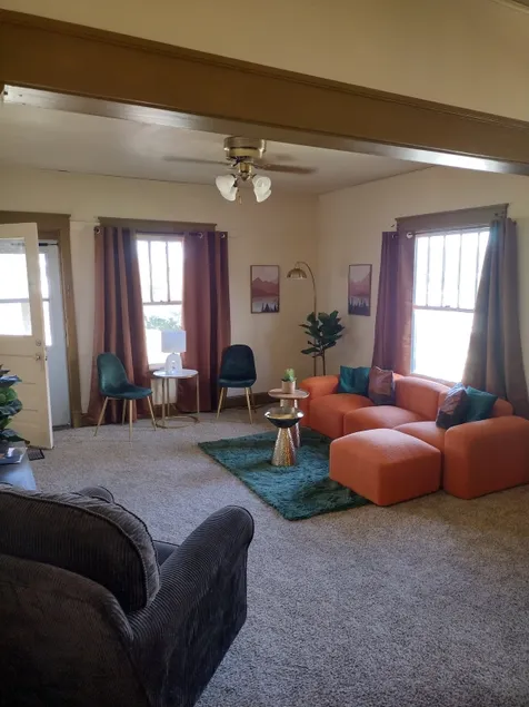 Funky Southwestern Desert Inn - Image 1