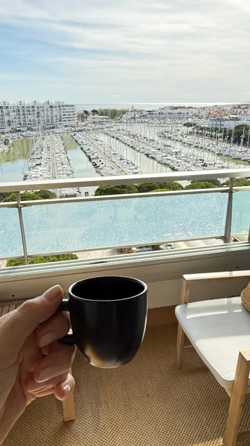 7th floor – Facing the port and the sea+parking - Image 1