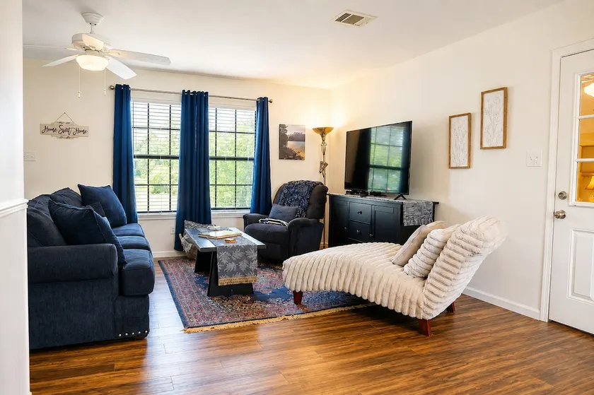 King Bed + Fire Pit | Near Magnolia & Baylor - Image 1